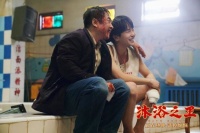 贺岁档黑马电影《沐浴之王》逆势上扬 彭昱畅背乔杉尽显兄弟情义