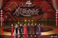 大方玩梗！杨紫P图回应造型像春晚主持人