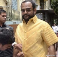 印度土豪穿“金衣”，出门有4名保镖护送，他穿着难道不累吗？