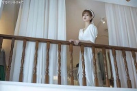 抬头望着向远方的夜空，心中念的还是那个遥远的你