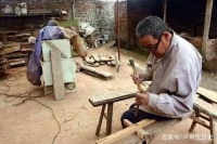 俗语“4不摸”，木匠的斧子，厨师的刀，还有哪2个不摸？