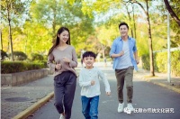 父母之间互敬互爱，子孙必会诚实守信，衣食无缺