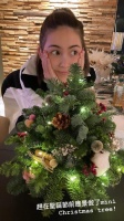 昆凌做迷你圣诞树晒照片 比花托捧脸露甜笑