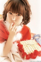 金莎晒十年前圣诞写真“充门面” 直呼“也没什么差”