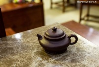 对比看看，如果你的紫砂壶泡茶烫手，那么泥料肯定不正宗！