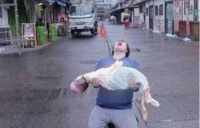 男子抱着女子跪在街头，围观路人看清后，连退三步