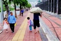 两个女孩擦肩而过，一个连连回首，一个一瞬而过，同龄不同境遇