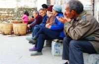 俗语“五十不交钱，六十不交言”啥意思？后面还有句说透人性的话