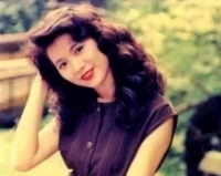 女星18岁照片：袁咏仪清纯，蔡少芬灵动，她很温柔