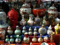 男子家中有一口祖传大缸，有人出100买他不卖，拿去鉴宝后很庆幸