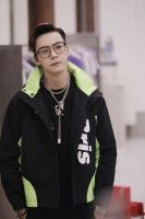 陈伟霆镜片掉了一天没发现 刘雨昕：我也才发现