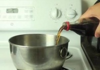 外国小伙把可乐熟了喝，出现了这样的画面，真的太扎心了