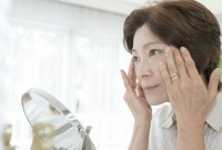 四十岁的女人，身边需要有这三种品质的男人，你若不是请别伤害她