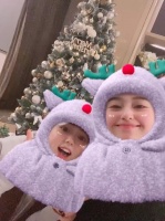 何超莲圣诞撇开窦骁晒与邓紫棋合影 直言另类发糖