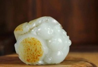 为什么说和田玉“买青不买灰”？白的不香吗？