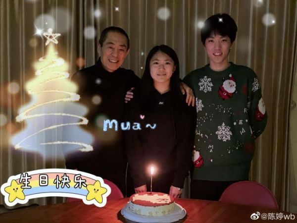 张艺谋为小女儿庆生