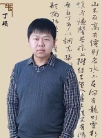 他的硬笔草书写出了毛笔的质感，大气磅礴，获中国硬笔书法特等奖