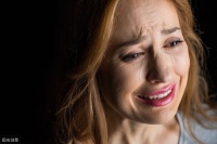 一位中年女人说：“我们离婚才3个月，他就结婚了，我不想活了”