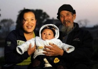 当年72岁阿伯娶到邻居27岁女孩，在村里造成轰动，6年后他们怎样