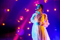 学唱歌零基础初学者的难题，教你迅速摆脱大白嗓，唱歌不扯嗓子！