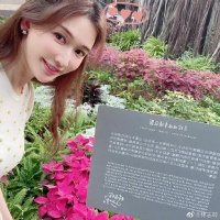 林志玲重游婚礼举办地 与认养花园合影笑容灿烂