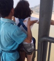 搞笑gif- 为了一包零食，你却失去这么漂亮的一个女朋友