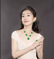 她是国家一级演员，与亲哥哥约定一生不婚，如今已56岁仍未恋爱过