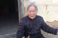 本来价值三万，结果被人三百骗走，知道真相之后，老太太嚎啕大哭