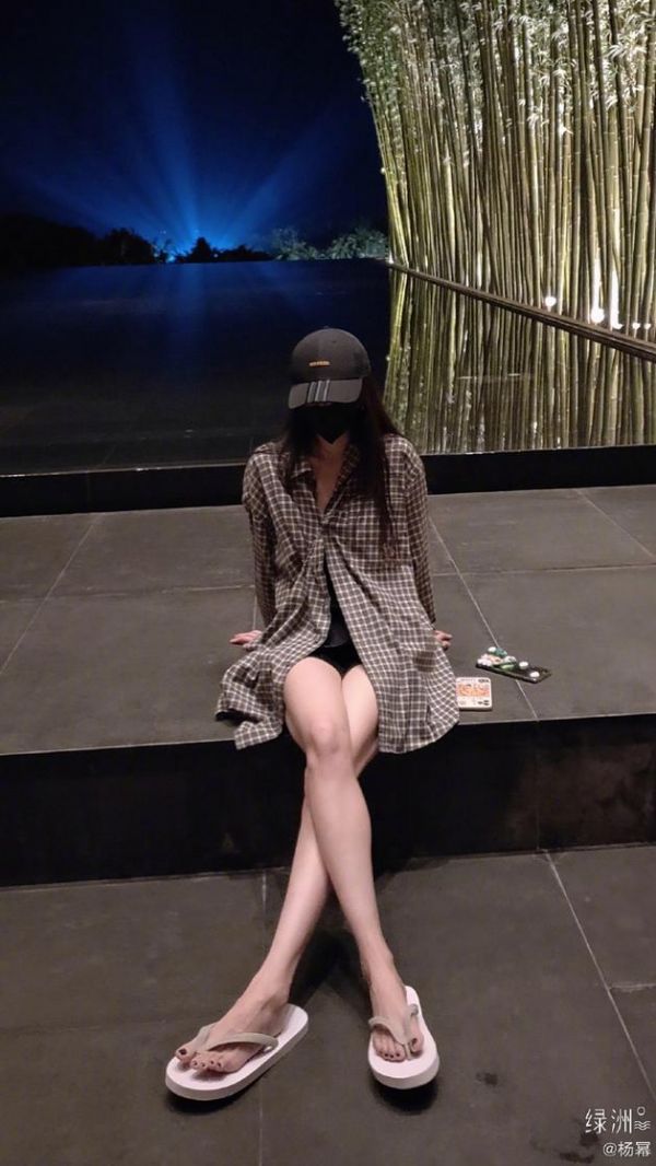 杨幂绿洲晒照