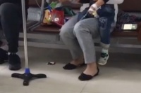 孩子生病了，爸爸急忙来到医院，看见妈妈的手顿时湿了眼眶