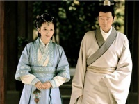 “鸟在笼中，恨关羽不能张飞”，下联竟能如此对出，比上联更精彩