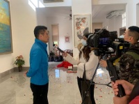 邢东巨幅抗疫迎新年油画《万众一心》问世