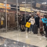 站姐为了拍照能有多狠？王源站姐行李箱都不要了