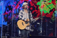 朴树回应跨年舞台戴墨镜的原因：上台前眼睛肿了