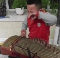 搞笑GIF动图：学琴的痛苦你不懂，千年的古筝，弹出心扉。