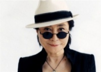 日本女行为艺术家，剪刀给观众自由发挥，绝对信任的后果让她失望