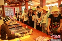 看好黎锦产业发展前景，他学习此项国家级非遗技艺已有5年