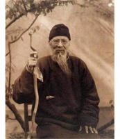 齐白石将墨汁不小心洒宣纸上，专家们却拍案叫绝，因他加了一笔！