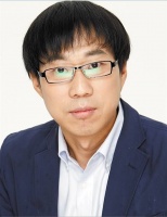 到年轻人身边去