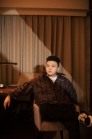 艾福杰尼跳舞跳开裤子问“没看到吧” 粉丝回“灰色”