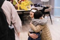 Ella难拒儿子亲吻被传感冒：小孩易有奇怪的病毒