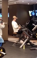 蒋劲夫健身房锻炼被偶遇 身穿白T恤运动状态好