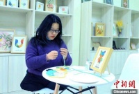 轮椅上的成都衍纸画匠人：用双手创造人生新可能