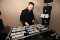 男子用瓷砖演奏《新年好》