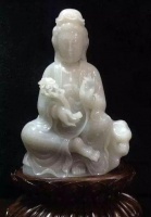 一尊玉观音，兄妹俩抢着都想要，专家估完价后，妹妹嘴都笑歪