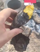 女娃吃烤红薯变“李逵”，一脸迷茫引爆笑，网友：像极了我小时候