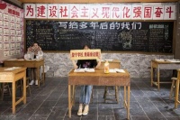 我小初时的校长，当地人都像神一样尊敬，能给少知识的山村以方向