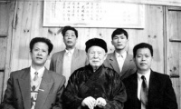 他曾是苏维埃政府主席，行动失败后隐居寺庙，54年后主动亮明身份