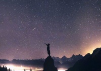 爱情如花，它能让人如痴如醉；爱情如火，它能让人奋不顾身