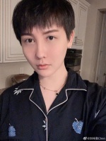 网红刘梓晨在美国确诊新冠 发文哭诉难过无助